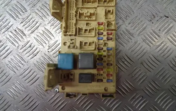 Toyota Avensis T250 Fuse box cover 82641CA010F