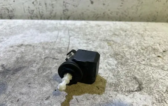 Opel Zafira B Headlight level adjustment motor 00883000