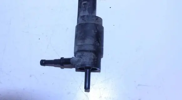 Volkswagen PASSAT B5.5 Windscreen/windshield washer pump 1K5955651