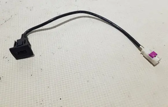 Mercedes-Benz SLK R172 USB socket connector 1728200515BG A1728200515