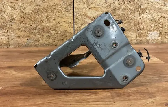 Audi A6 S6 C6 4F Fender mounting bracket 4F0821136A