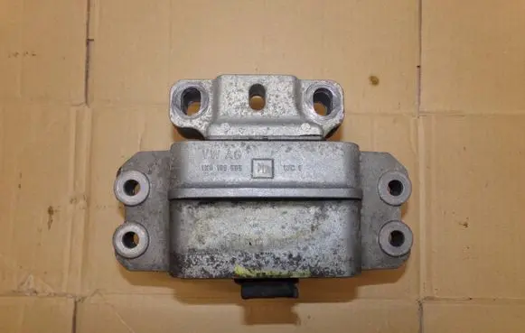 Skoda Octavia Mk2 (1Z) Engine mount bracket 1k0199555