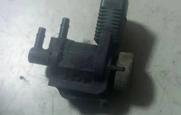 Volkswagen Touran I Turbo solenoid valve 1K0906283A