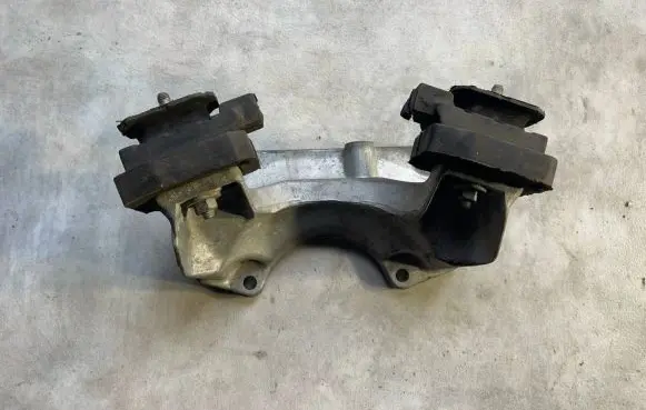 BMW 5 E60 E61 Engine mounting bracket 6776528
