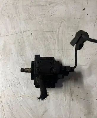 BMW 5 E39 Fuel injection high pressure pump 2247798 0445010009