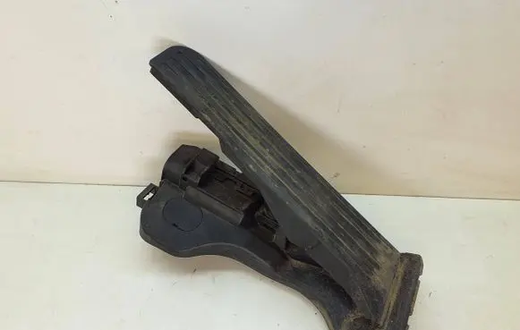 Accelerator throttle pedal