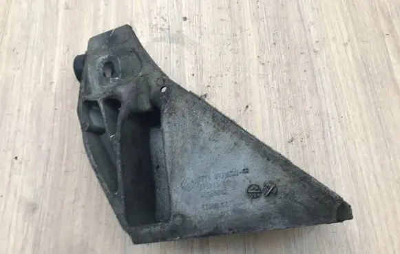 BMW X5 E70 Engine mounting bracket 6772680 67871110