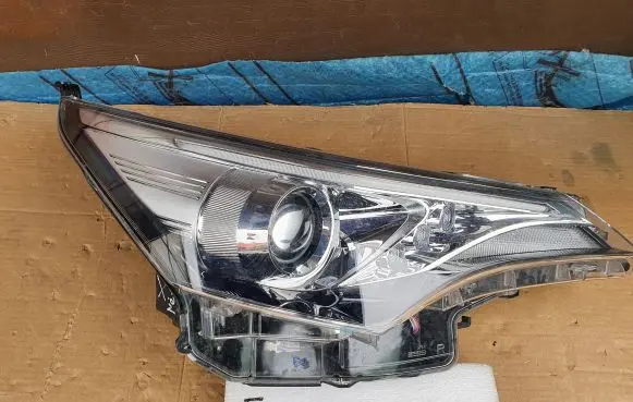 Toyota Avensis T270 Headlight/headlamp 0536