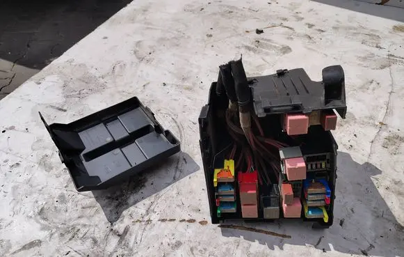 Renault Trafic II (X83) Fuse box set 93856636