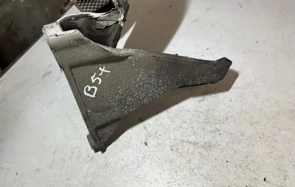 Volkswagen PASSAT B5.5 Engine mounting bracket 8D0199308L