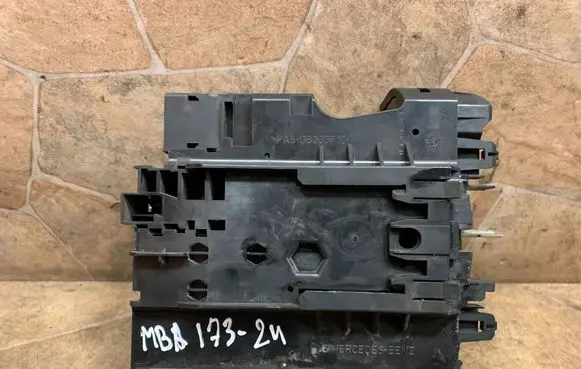 Mercedes-Benz C W204 Fuse box set A2045401150