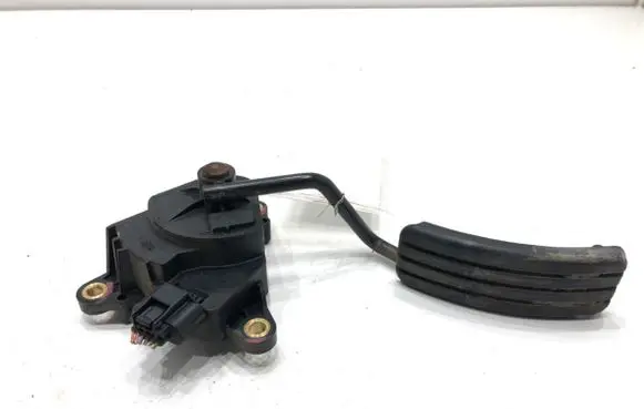 Accelerator throttle pedal