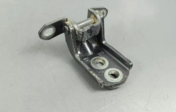 Nissan Qashqai Rear door lower hinge
