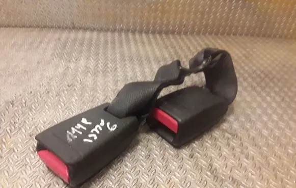 Lexus IS 220D-250-350 Middle seatbelt buckle (rear) 