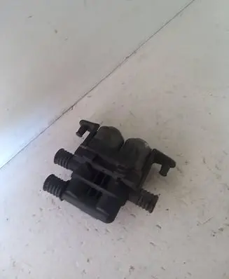 BMW 5 E39 Coolant heater control valve 8374995 1147412137