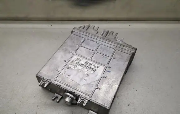 Volkswagen PASSAT B5 Engine control unit/module 028906021GK 0281001654