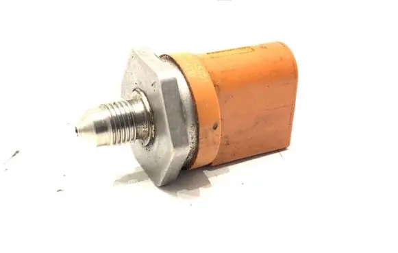 Volkswagen Golf VI Fuel pressure sensor 06J906051D