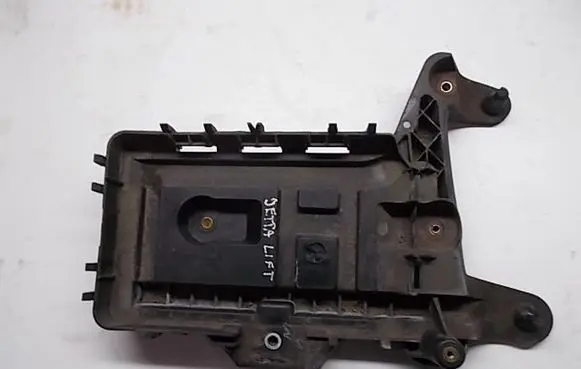 Volkswagen Jetta VI Battery tray 