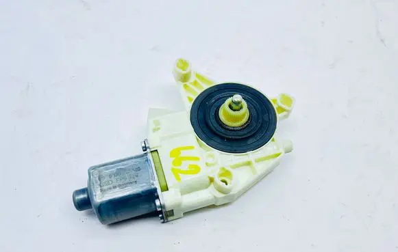 Mercedes-Benz C W204 Front door window regulator motor A2048200142 971219100