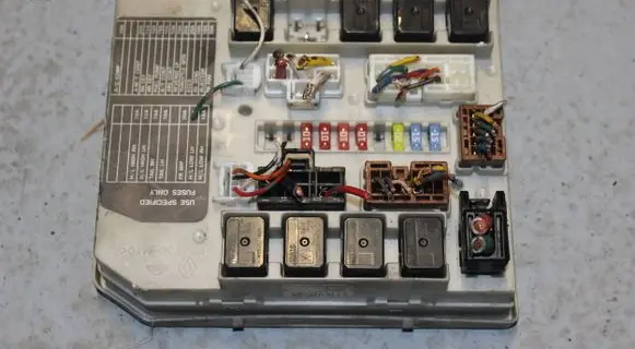 Nissan Note (E11) Fuse module 284B7AX62A R0501