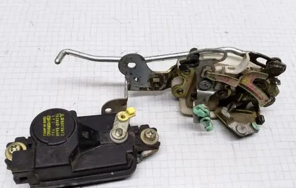 Mitsubishi Galant Front door lock MR517612 1528005600