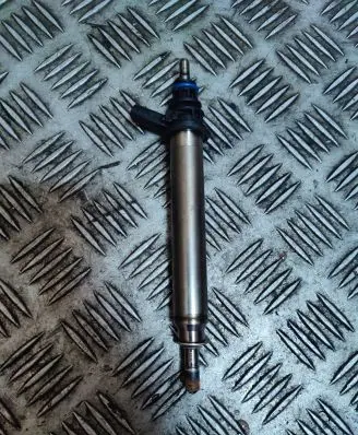 Mercedes-Benz CLA C117 X117 W117 Fuel injector A2560700187