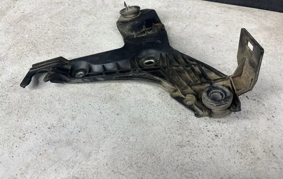 Volvo XC70 Air filter cleaner box bracket assembly 30636575