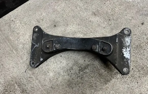 BMW 5 E39 Gearbox mounting bracket 1096104 1517