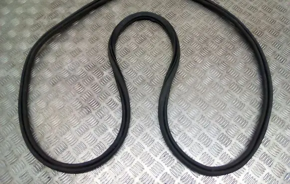 Volvo XC90 Front door rubber seal 31457673