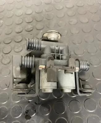 BMW X5 F15 Coolant heater control valve 6910544 1147412166