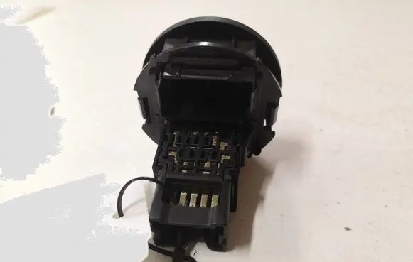 Nissan X-Trail T30 Hazard light switch 06016