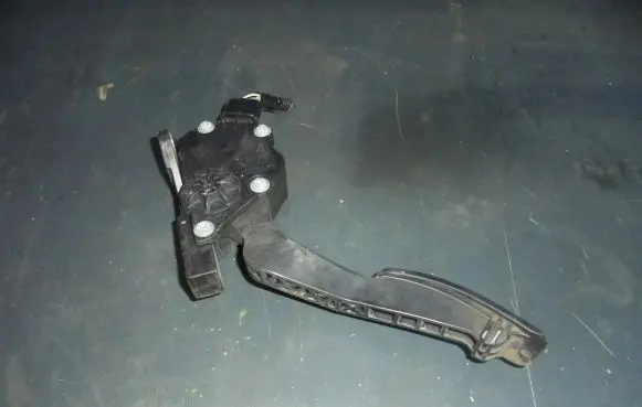 Subaru Impreza III Accelerator throttle pedal 198800-7120