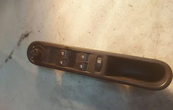 Renault Espace - Grand espace IV Electric window control switch 8200328428