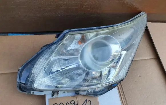 Toyota Avensis T270 Headlight/headlamp 8116605310