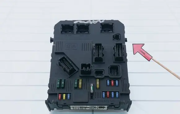 Peugeot 407 Fuse module 9655708480 BSIS0300