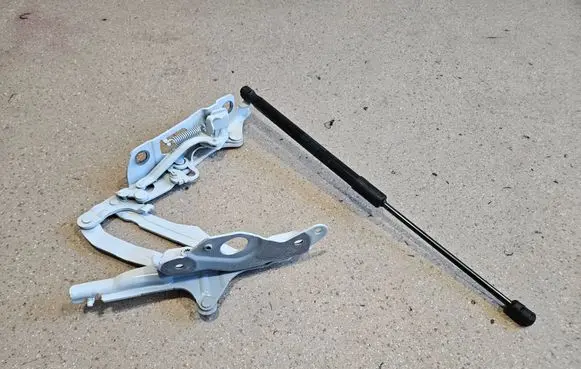 Engine bonnet/hood hinges