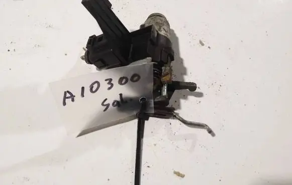 Volkswagen Polo IV 9N3 Front door lock (next to the handle) 