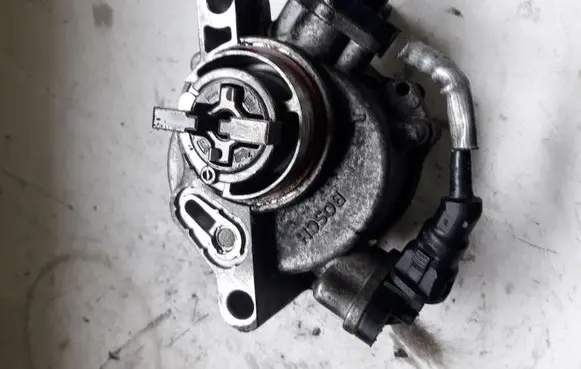 Ford Focus C-MAX Vacuum pump
