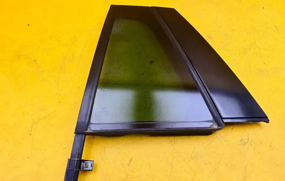 Skoda Superb B8 (3V) Rear vent window glass 3V9845213 3V9839903