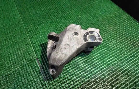 Skoda Octavia Mk1 (1U) Engine mounting bracket 038199207AG