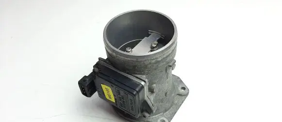 Audi A4 S4 B5 8D Mass air flow meter 037906461B M6168