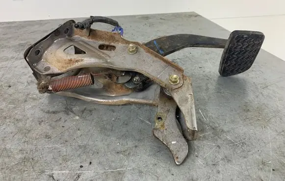 Toyota Land Cruiser (J120) Brake pedal