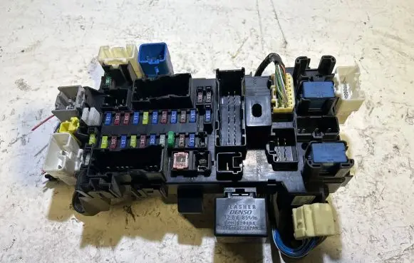 Suzuki Grand Vitara II Fuse box set 3861084F21 64J2
