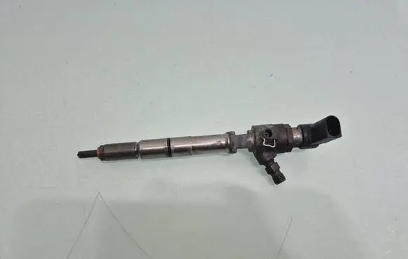 Skoda Fabia Mk2 (5J) Fuel injector 03L130277B
