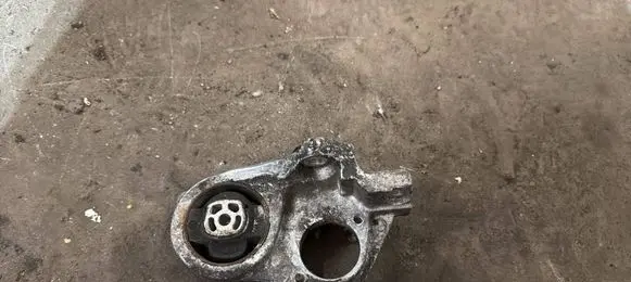 Peugeot 307 Engine mount bracket 9644772380