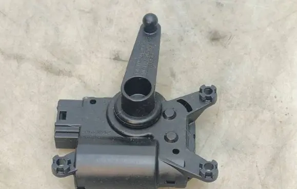 Volkswagen Touareg I Air flap motor/actuator 52411483R03 3093694 041005D05