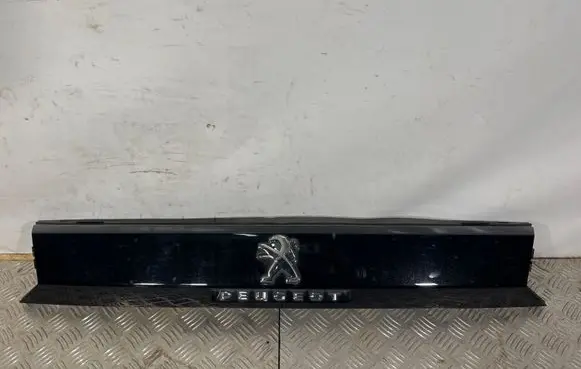 Peugeot 5008 II Tailgate trim