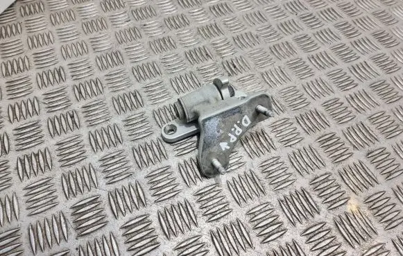 Mercedes-Benz E W212 Front door lower hinge A047058