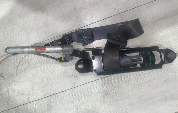 Volvo V70 Front seatbelt 30662993