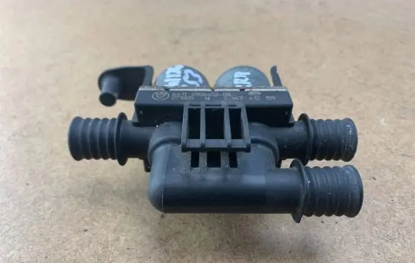 BMW X5 E53 Coolant heater control valve 64116906652 6906652 64110301939